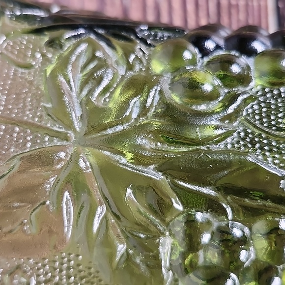 Vintage Anchor Hocking Avocado Green Footed Grape Glass vase - Picture 8 of 16